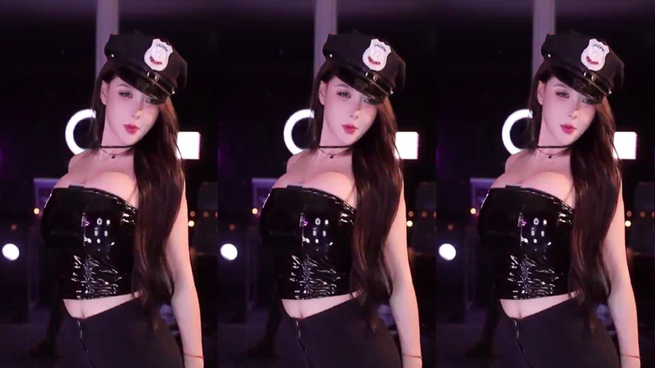Huya minana呀20230714 TikTok live with Chinese girls dancing 000006