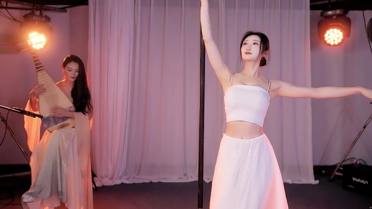 Huya 坏空空20231007 TikTok live with Chinese girls dancing 000015
