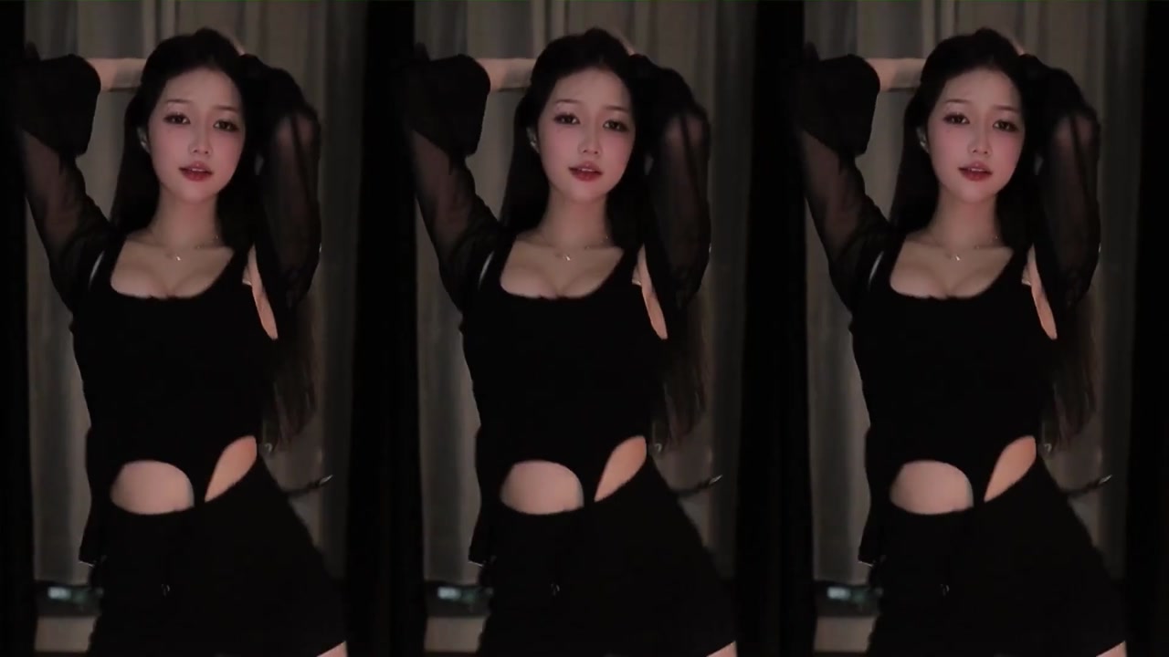 Chinese girl 小火龙[xiaohuolong]20230420 TikTok live with Chinese girls dancing 000001
