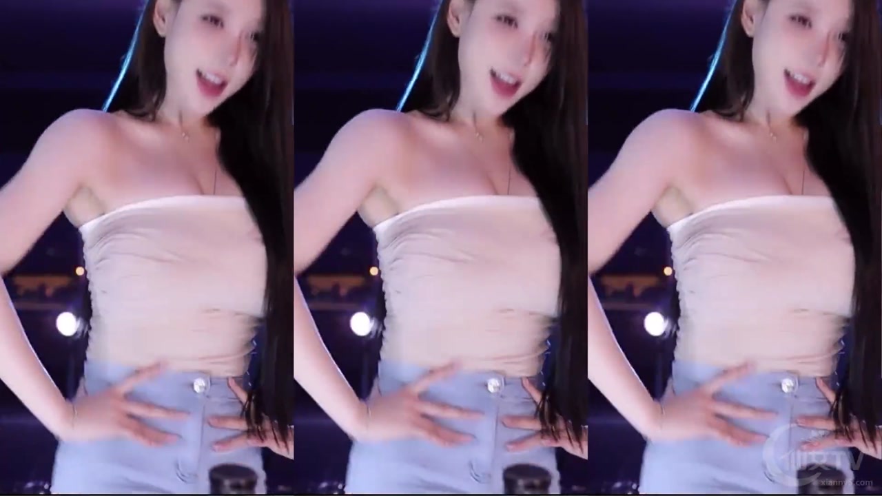 Huya minana呀20230612 TikTok live with Chinese girls dancing 000021