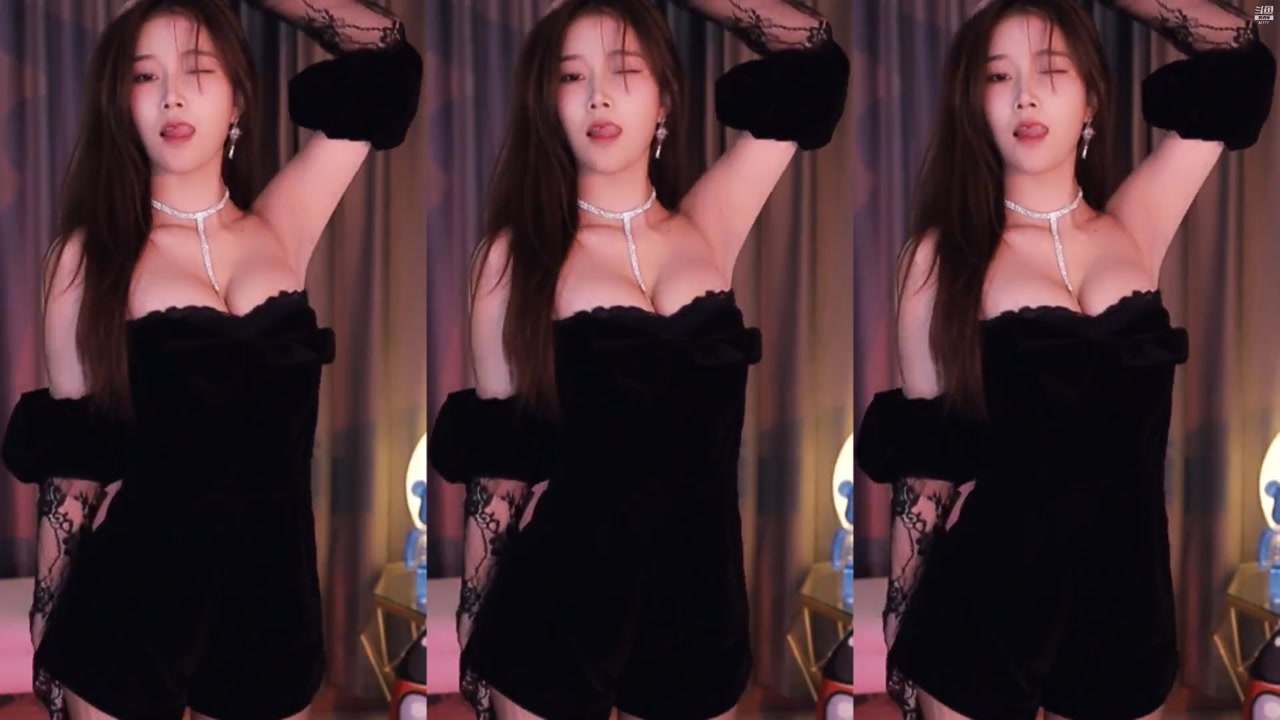 Chinese girl 一只萌七哟o[yizhimengqiyoo]20220106 Wechat live with Chinese girls dancing 222300