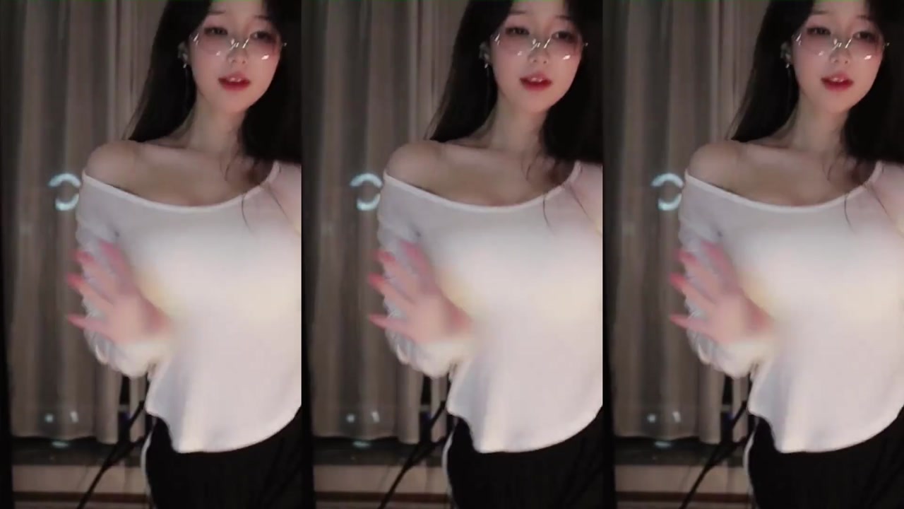 Douyu 小火龙20230402 sexy female anchor from China dances 000001