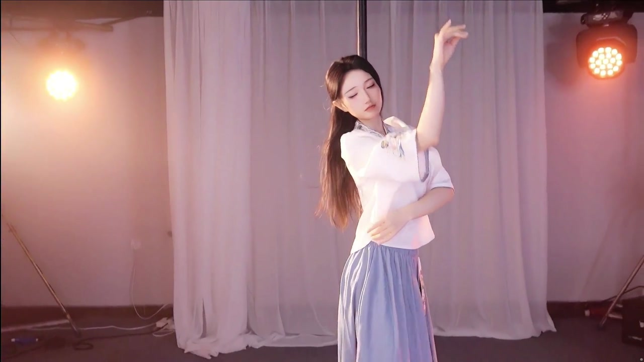 坏空空20230816 Chinese girl dancing meme 000001