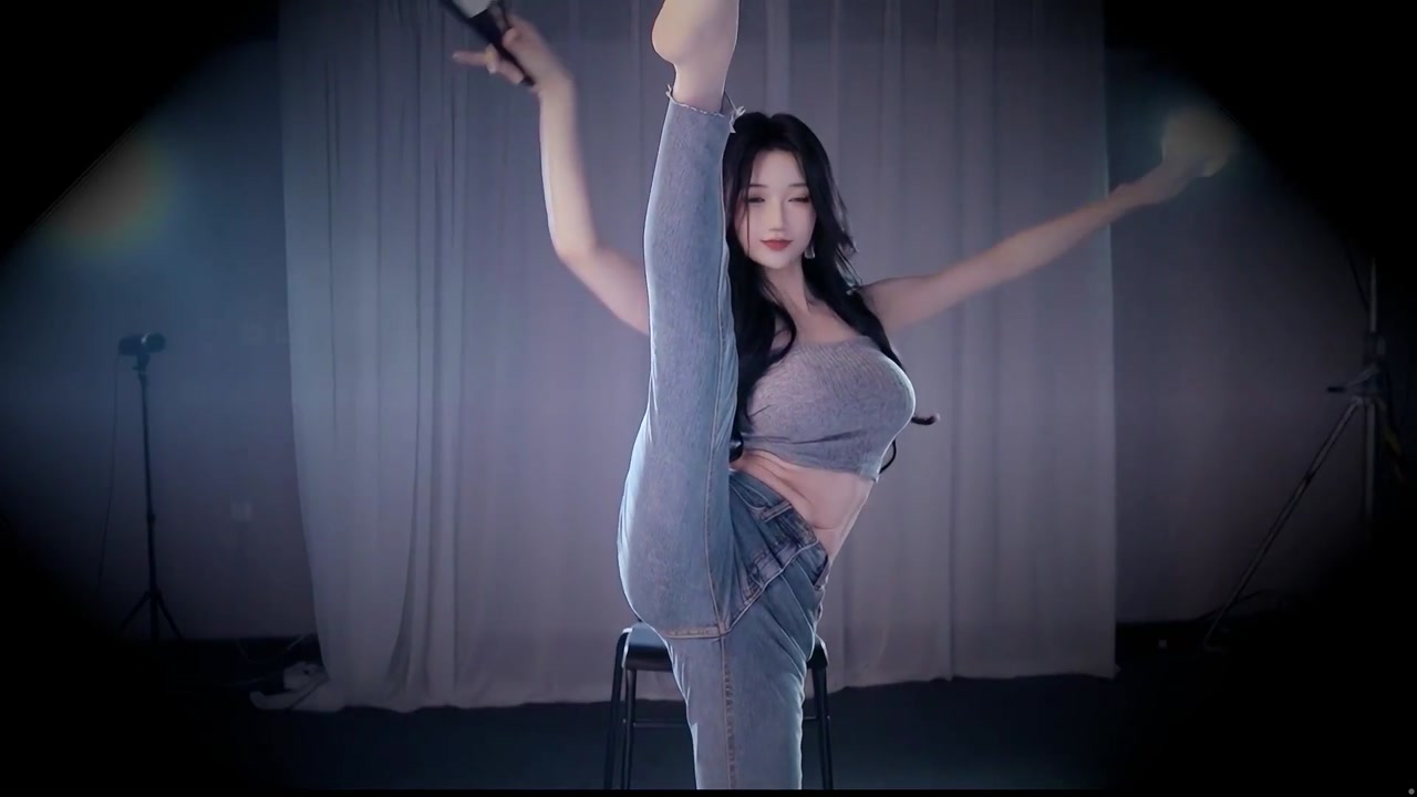 坏空空20230804 Chinese girl dancing meme 000006
