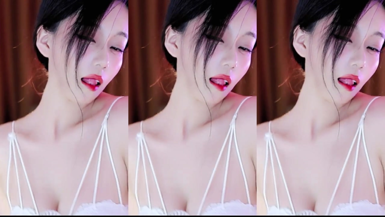 Huya Nice丶奶思丶20230425 TikTok live with Chinese girls dancing 000001