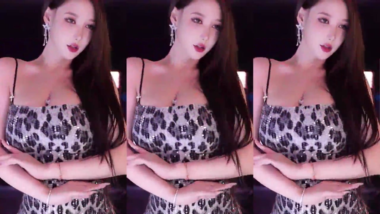 Huya minana呀20230804 TikTok live with Chinese girls dancing 000015
