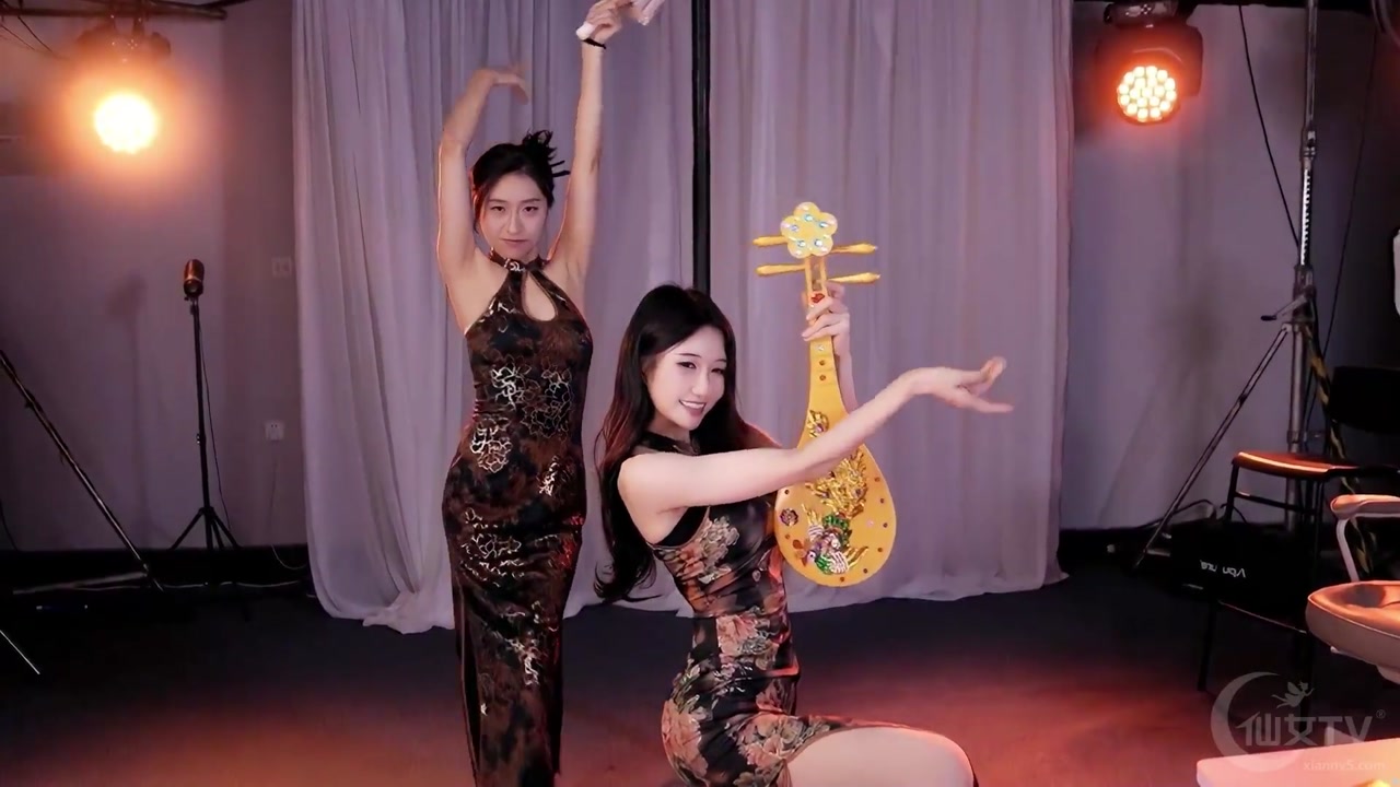 Douyin 坏空空[huaikongkong]20230813 Wechat live with Chinese girls dancing 000015