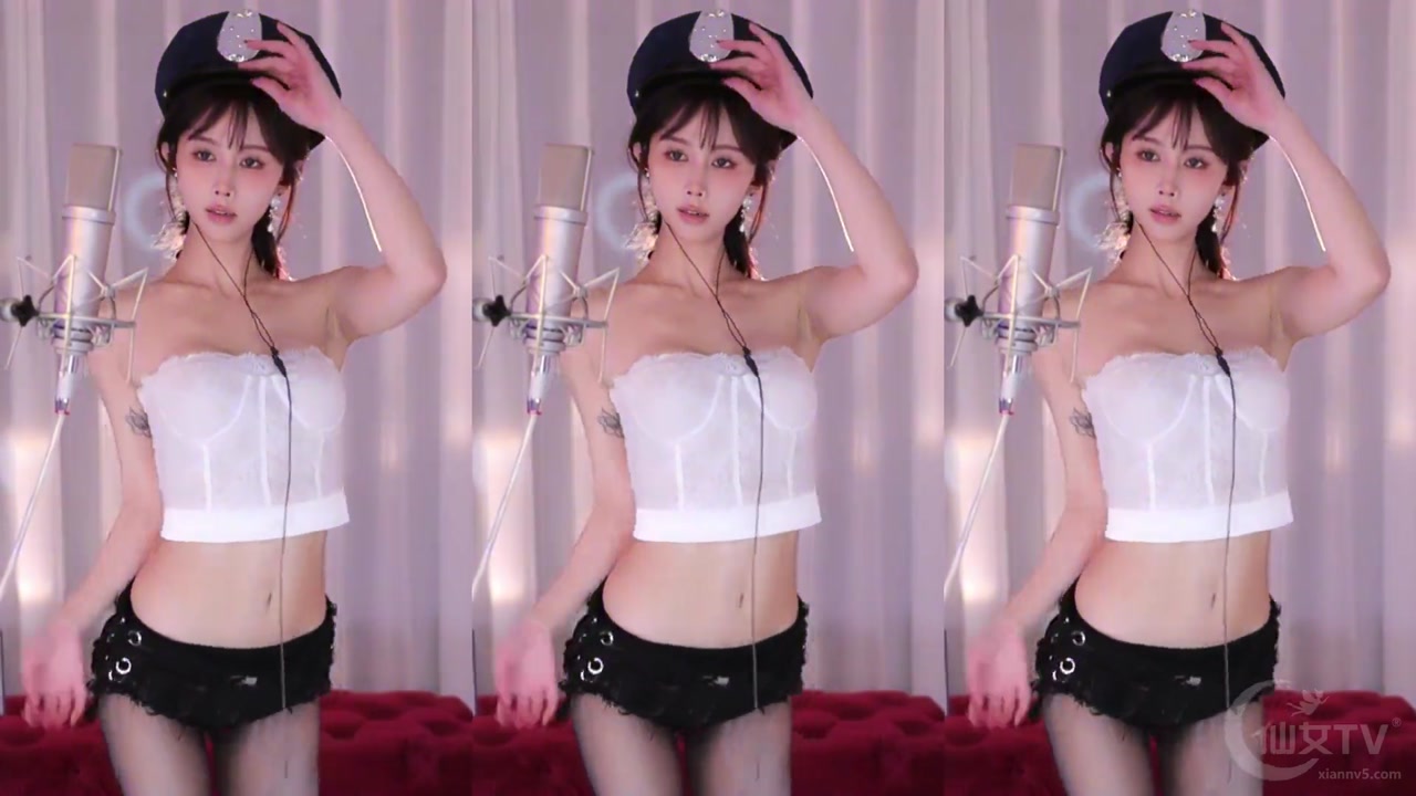 三岁伊20230415 TikTok live with Chinese girls dancing 000021
