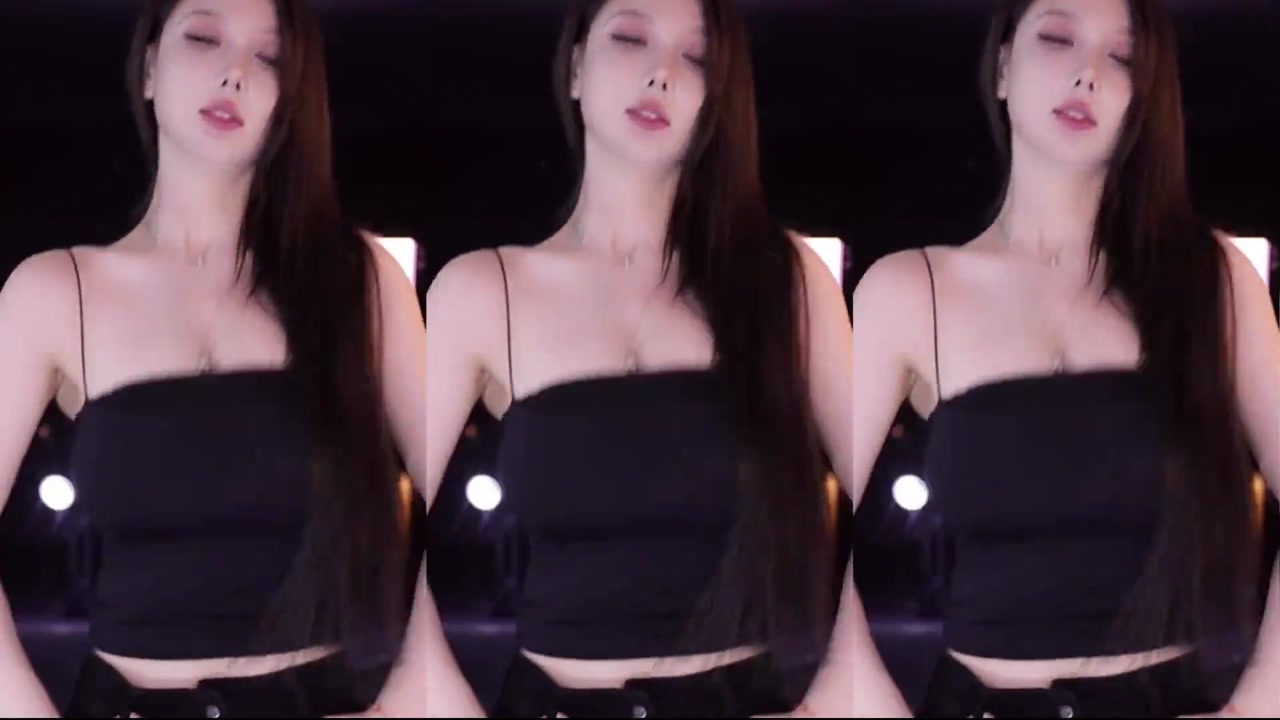 Huya minana呀20230620 TikTok live with Chinese girls dancing 000045