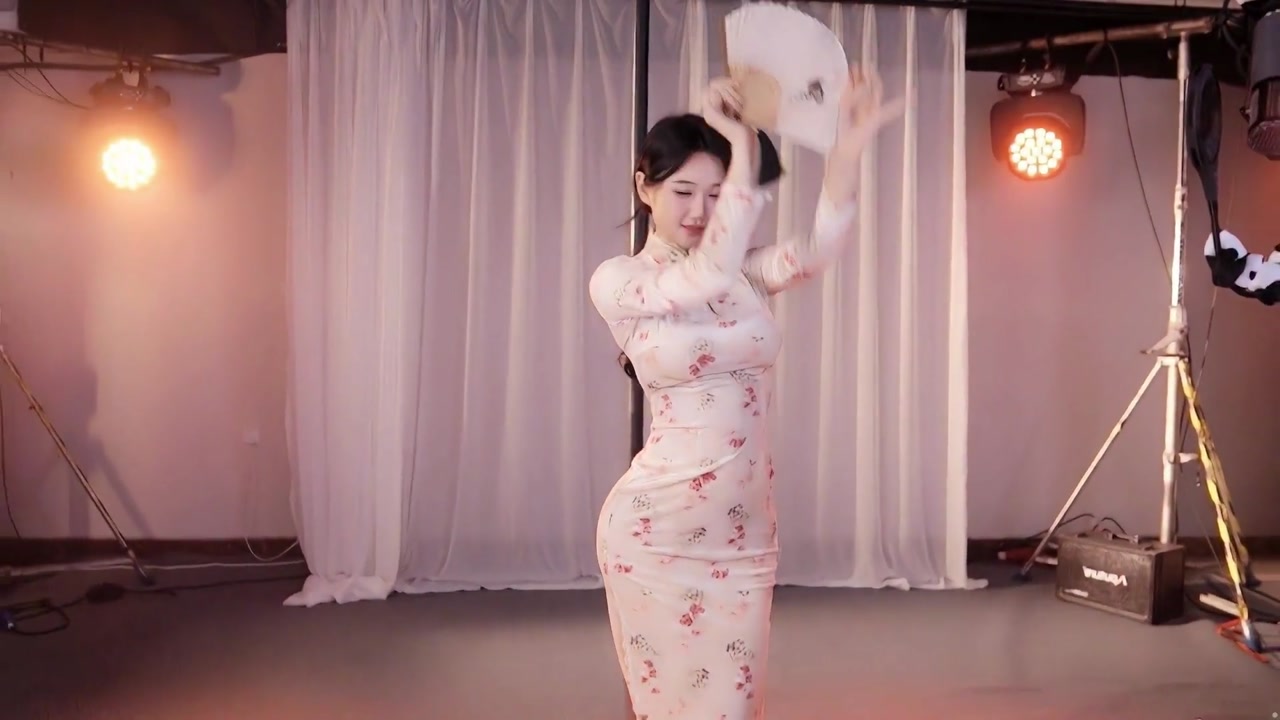 Huya 坏空空20231101 Chinese Douyu female anchor dances 000015